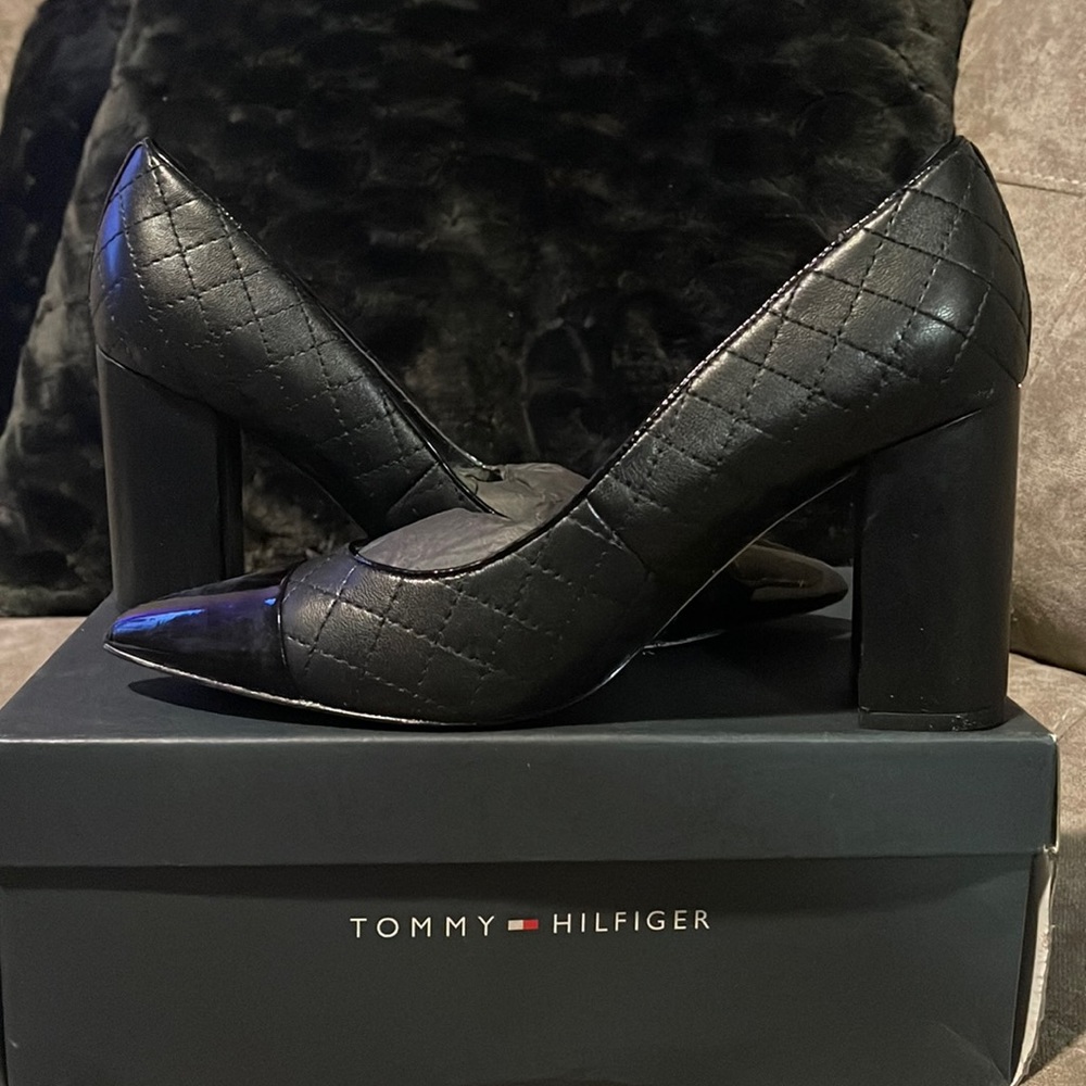Stylish Black Tommy Hilfiger Professional Pumps 10M